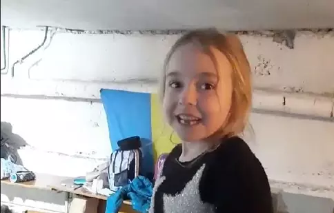 O fetiță din Ucraina a cântat melodia „Let It Go” într-un adăpost. Reacția actriței din „Frozen”, Idina Menzel