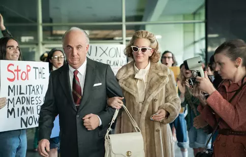 Julia Roberts și Sean Penn, de nerecunoscut în noul serial „Gaslit”