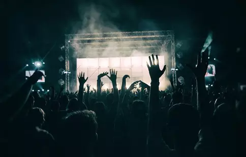 Cum te îmbraci la festivaluri pentru a fi în ton cu atmosfera? Idei de outfit-uri inspirate cu piesele din garderoba ta