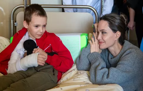 Vizită cu peripeții pentru Angelina Jolie în Ucraina. Actrița a fost evacuată într-un adăpost antiaerian