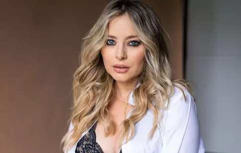 Laura Cosoi, primele declarații după ce a devenit mamă pentru a treia oară. Cum arată după ce a născut