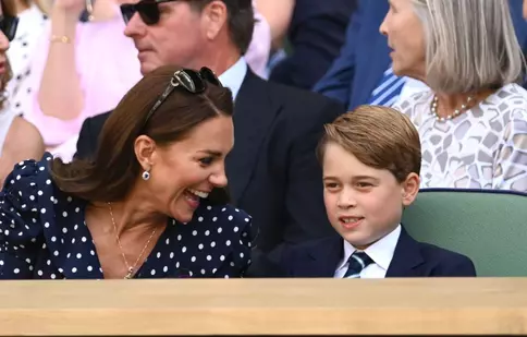 Prințul George, prima sa prezență în tribuna oficială de la Wimbledon. Viitorul rege a ținut trofeul în brațe. „Să nu-l scapi!”