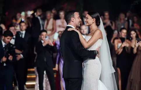 Demet Özdemir s-a căsătorit cu alesul inimii ei, cântărețul Oğuzhan Koç. Câte rochii a schimbat mireasa și ce cadou deosebit a primit