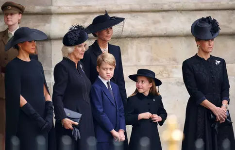 Omagiul adus de Charlotte reginei Elisabeta a II-a. Mica prințesă a purtat o bijuterie specială primită de la străbunica sa