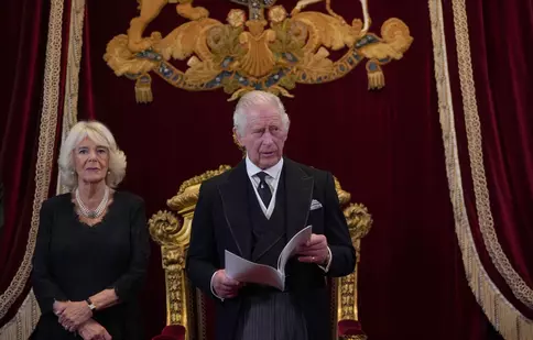 Regele Charles al III-lea, surprins în timp ce făcea un gest nervos. Ce s-a întâmplat în timpul semnării proclamației regale