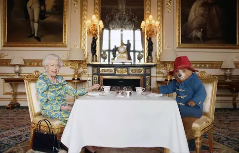 Regina Elisabeta a II-a și Paddington. Modul în care ursulețul adorabil a devenit o mascotă regală