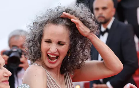 Andie MacDowell și-a etalat părul cărunt la Săptămâna Modei de la Paris. Ce i s-a întâmplat pe podium