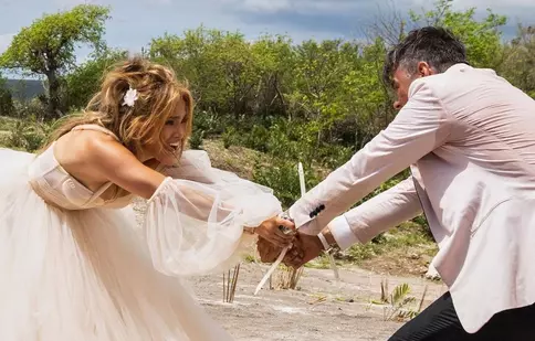 De ce a purtat Jennifer Lopez 28 de rochii de mireasă în „Shotgun Wedding”. Când va fi lansat filmul pe Amazon Prime Video