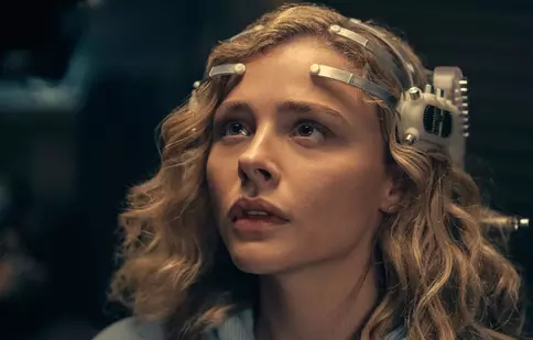 „Periferic”, cu Chloë Grace Moretz, noul serial propus de Amazon despre un viitor distopic nu foarte îndepărtat