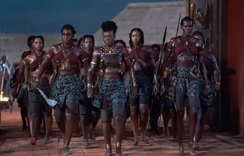 „Femeia rege”, cu Viola Davis, spune povestea adevărată a unităţii războinice formate exclusiv din femei