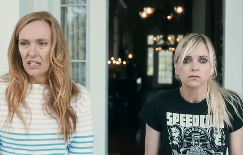 Filme la cinema: „Moștenire cu scandal”. O comedie spumoasă cu Toni Collette și Anna Faris