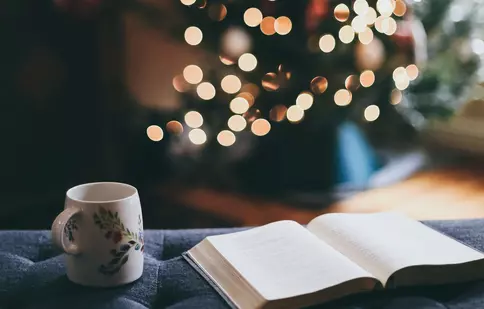 10 cărți perfecte de pus sub bradul de Crăciun. Cadoul ideal pentru pasionații de lectură