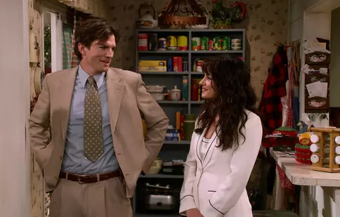 Ashton Kutcher a jucat în serialul „Anii ’90” la insistențele Milei Kunis. Cum l-a convins
