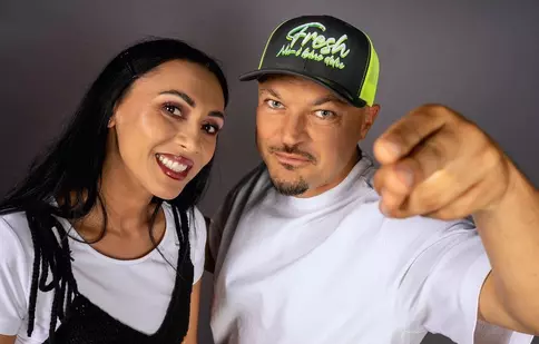 Reacția lui Puya când o tânără a urcat pe scenă să danseze cu el, în timpul unui concert. Momentul a devenit viral