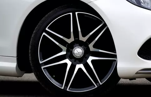 Înnoirea jantelor auto: Tehnici și avantaje pentru un aspect estetic de excepție