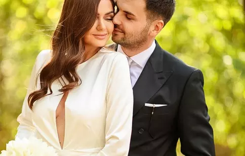 Albertina Ionescu și Constantin Opriș s-au cununat religios în Grecia. La petrecere s-a dansat sirtaki și s-au spart farfurii