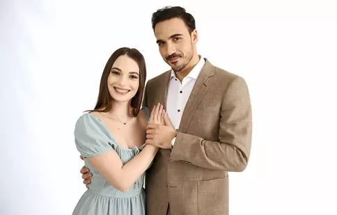 Cine sunt actorii din serialul „Lasă-mă, îmi place! Camera 609” de la Antena 1
