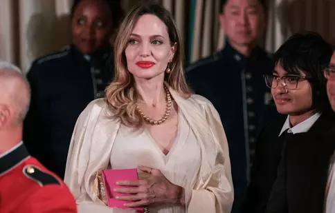 Schimbare de look! Angelina Jolie arată tot mai mult precum Jennifer Aniston