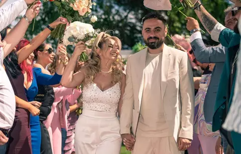 Emi de la Noaptea Târziu și iubita lui s-au căsătorit religios. Primele imagini de la nunta de vis