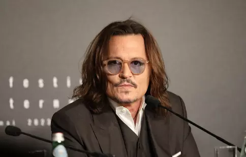 Johnny Depp, copleșit de emoții la concertul pe care l-a susținut la București. Ce surpriză i-au pregătit fanii români