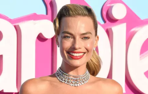 Fără roz la premiera filmului Barbie! Margot Robbie a strălucit într-o rochie neagră