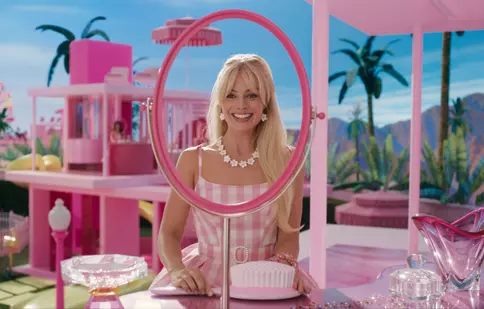 Review. „Barbie”, înainte și după izgonirea din Barbie Land
