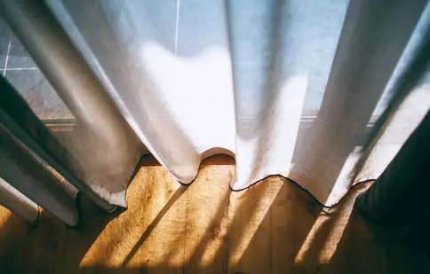 Cum să îți îmbraci ferestrele cu perdele și draperii cu stil