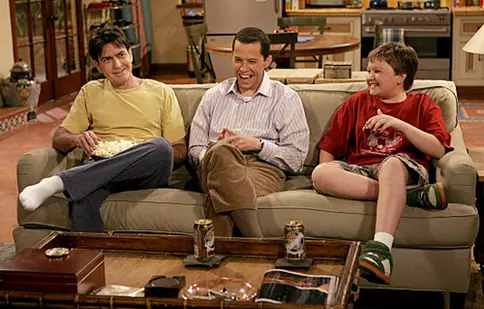 Charlie Sheen, starul din „Doi bărbați și jumătate”, lucrează la o carte autobiografică. Ce mai fac foștii colegi de serial