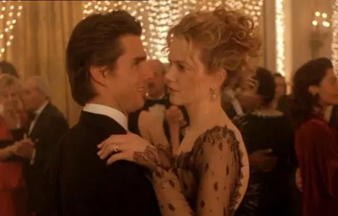 Cu ochii larg închişi