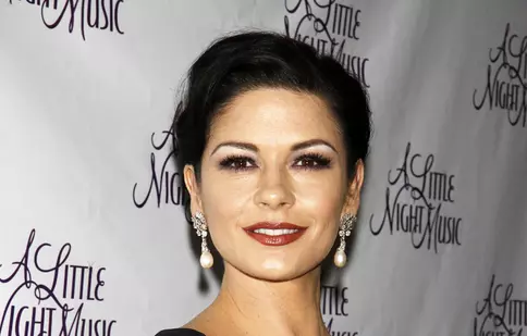 Catherine Zeta-Jones ar putea fi Liz Taylor