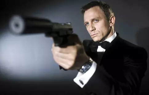 După ce a salvat lumea, James Bond va și cânta