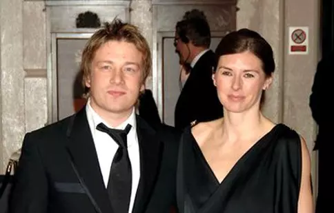 Jamie Oliver, controlat la sânge de soţia lui