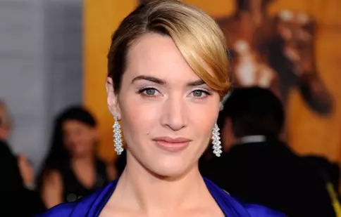Kate Winslet îşi ţine Oscarul în baie