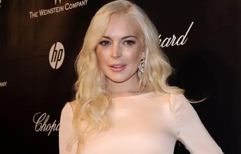 Lindsay Lohan îşi vinde hainele de designer pentru a strânge bani