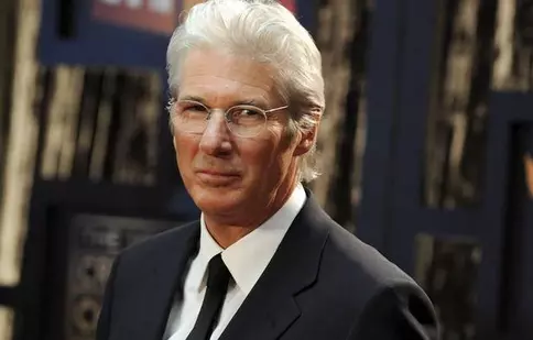 Richard Gere se iubește cu o vedetă de televiziune