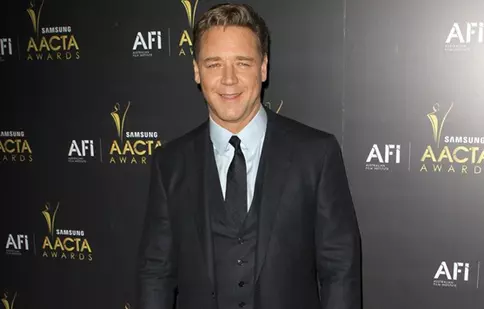 Russell Crowe își ascunde iubitele de fiii săi
