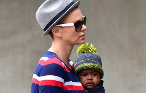 Charlize Theron abia aşteaptă să-i crească părul