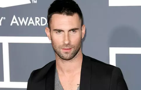 Adam Levine face două nunţi