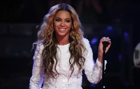 Beyoncé a fost plesnită peste fund de un fan!