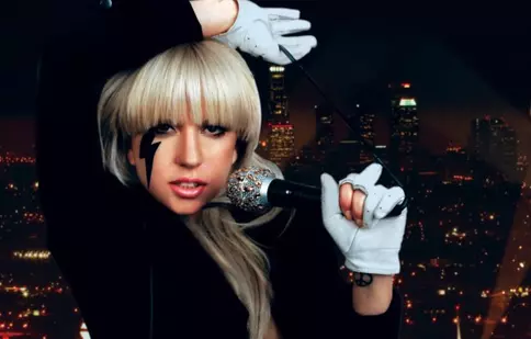 Lady Gaga se reface după operaţie într-un cărucior placat cu aur