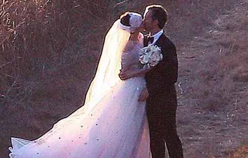 FOTO: Iat-o pe Anne Hathaway mireasă!