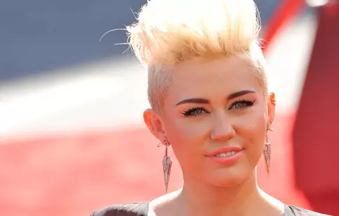 Miley Cyrus regretă că n-a făcut liceul