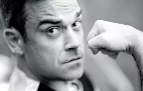 Robbie Williams e prea... musculos pentru haine