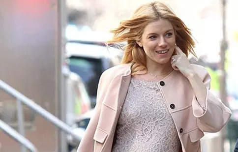 FOTO: Sienna Miller a pozat goală în ultima lună de sarcină 