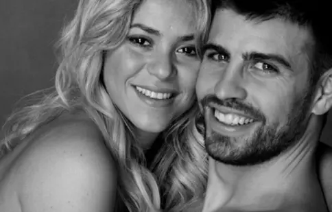 FOTO| Shakira şi Pique, aproape goi pe Twitter 