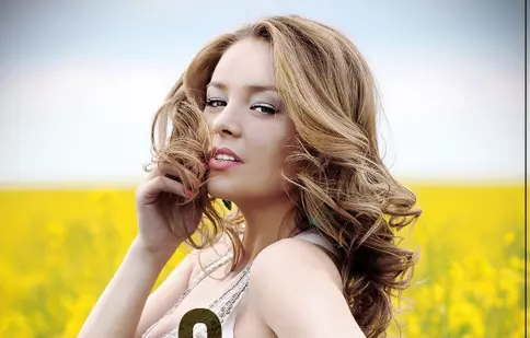 Anya a lansat un nou single, “Celebrate”