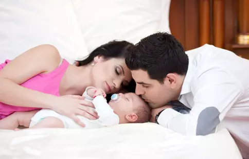 FOTO| Ellie White, prima şedinţă foto cu bebeluşul ei