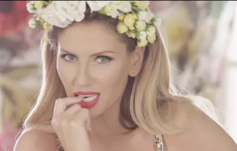 Andreea Bănică a lansat noul ei clip, “În lipsa ta”