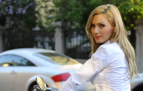 De Paşte, Luana Ibacka colindă Bucureştiul pe scuter