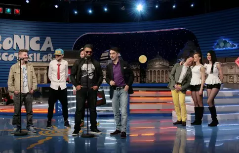 J.Yolo spune "Te pup, pa pa" la "Cronica Cârcotaşilor"